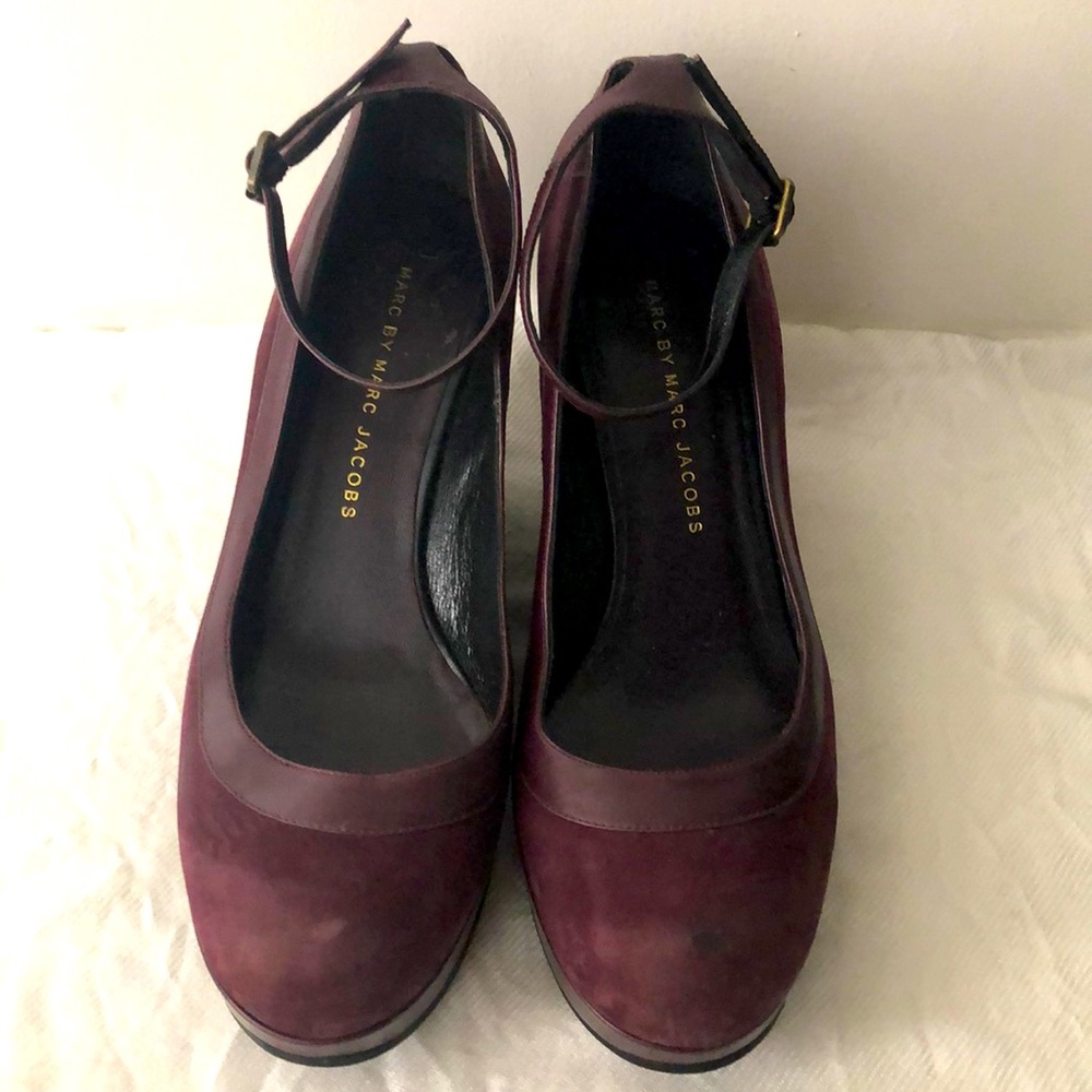 Marc by Marc Jacobs maroon suede wedge